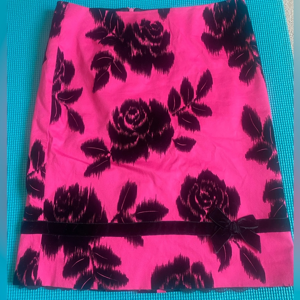 Size 4, Trina Turk black and pink knee length skirt